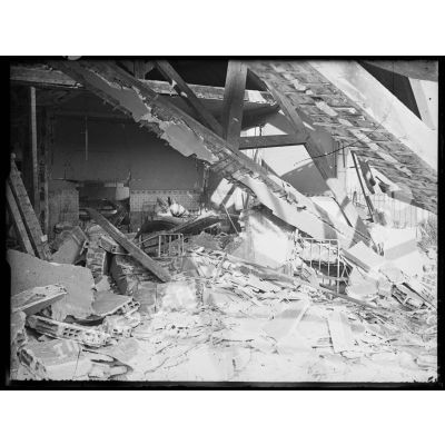 Bombardement de Paris dans la nuit du 11 au 12 mars 1918. Hôpital Claude Bernard, une salle. [légende d'origine]