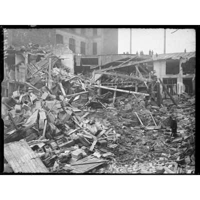 Bombardement de Paris dans la nuit du 11 au 12 mars 1918. Rue de Sesseps. [légende d'origine]