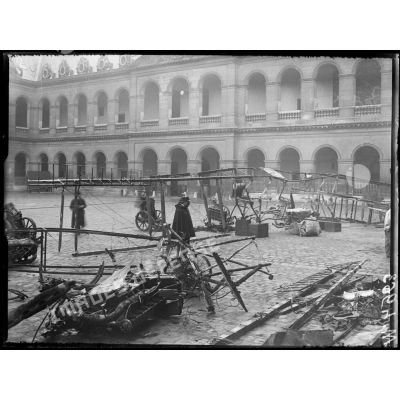 Paris, cour des Invalides, exposition de débris d'un avion allemand abattu à Crézancy (Aisne), au retour d'un raid sur Paris. [légende d'origine]
