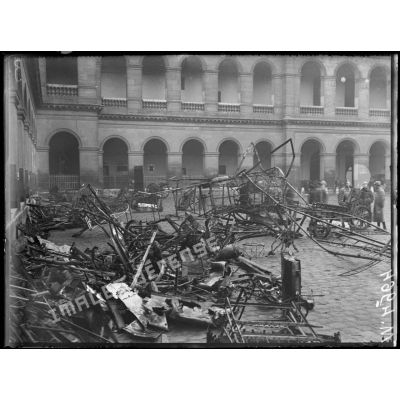 Paris, cour des Invalides, débris d'un Gotha allemand abattu à Etrepilly (Marne) au retour d'un raid sur Paris. [légende d'origine]