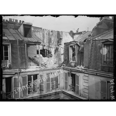 Paris, bombardement par canon. Dégâts au 45 rue de la Victoire. [légende d'origine]