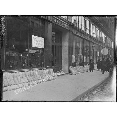 Paris, travaux de protection au magasin du Louvre, les soupiraux bouchés avec des sacs de terre. [légende d'origine]