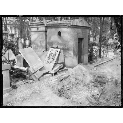 Paris, bombardement par canon du 25 mars 1918, obus tombé au Père Lachaise, allée de la Citerne. [légende d'origine]