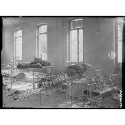 Une crèche bombardée hôpital Baudeloque, salle Baudeloque, 125 boulevard de Port-Royal. [légende d'origine]