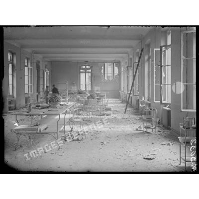 Une crèche bombardée hôpital Baudeloque, salle Baudeloque, 125 boulevard de Port-Royal. [légende d'origine]