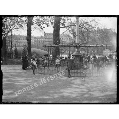 Paris, protection contre avions. Aux Champs Elysées, une "saucisse" près du manège de chevaux de bois. [légende d'origine]