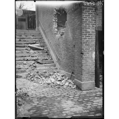 Paris, bombardement par canon du 14 avril 1918. Dégâts au 72 rue Botzaris. [légende d'origine]