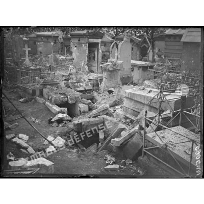 Paris, bombardement par canon du 14 avril 1918. Dégâts au cimetière du Père Lachaise (1h20). [légende d'origine]