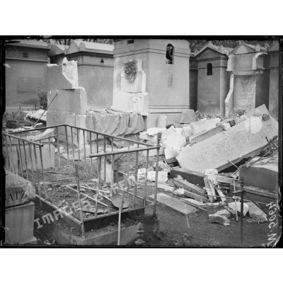 Paris, bombardement par canon du 14 avril 1918. Dégâts au cimetière du Père Lachaise (1h20). [légende d'origine]