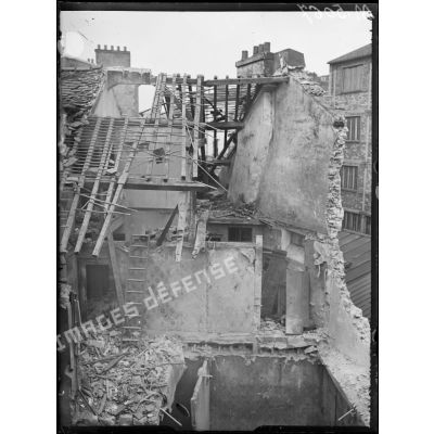 Paris, bombardement par canon du 16 avril 1918. Dégâts au 293 faubourg Saint-Antoine. [légende d'origine]
