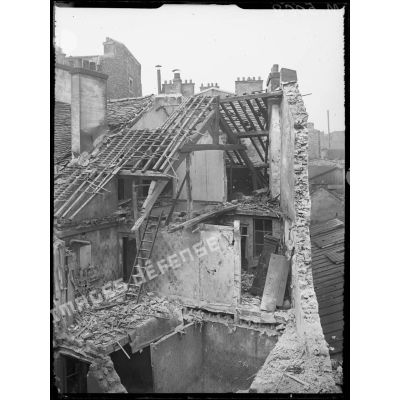 Paris, bombardement par canon du 16 avril 1918. Dégâts au 293 faubourg Saint-Antoine. [légende d'origine]