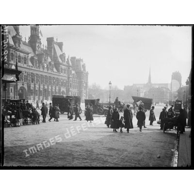 Paris, pendant le bombardement, la place de l'Hôtel de Ville. [légende d'origine]
