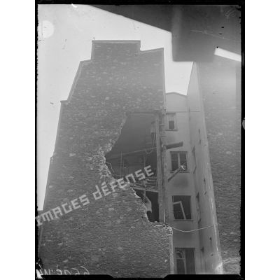 Paris, bombardement par canon le 26 avril 1918, obus tombé au 26 place du Maroc (23h15). [légende d'origine]