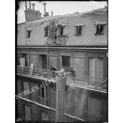 Paris, bombardement par canon le 26 avril 1918. Obus tombé au 22 rue soufflot, descente des décombres par une glissière de toile. [légende d'origine]