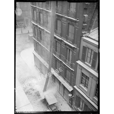 Paris, bombardement par canon le 26 avril 1918. Obus tombé au 22 rue soufflot, descente des décombres par une glissière de toile. [légende d'origine]