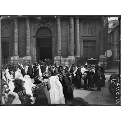 Paris la première communion à Saint-Thomas d'Aquin. La sortie de l'église. [légende d'origine]