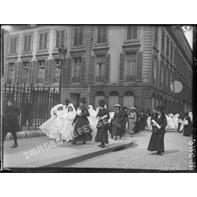 Paris la première communion à Sainte-Clotilde. L'arrivée des communiantes. [légende d'origine]