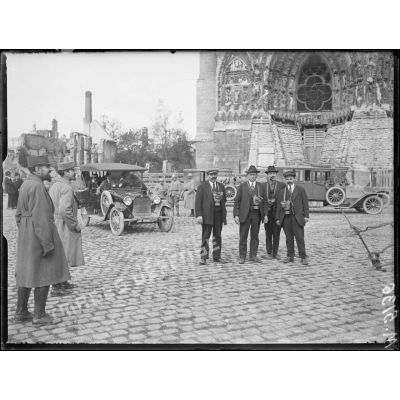 Reims, visite de la mission du Labour Party devant la cathédrale. [légende d'origine]