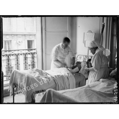 Paris, hôpital franco-brésilien, de la Pompe. Le pansement d'un blessé. [légende d'origine]