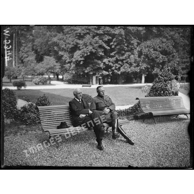 Conférence interalliées, Monsieur Balfour et le général Douglas Haig dans le parc du Trianon palace. [légende d'origine]
