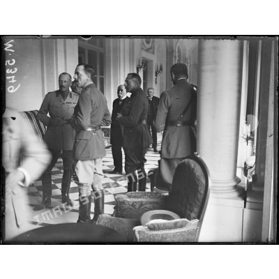 Conférence interalliées, dans le vestibule avant la séance, Mr. Clemenceau, le général Douglas Haig et Mr. Pichon (à droite). [légende d'origine]