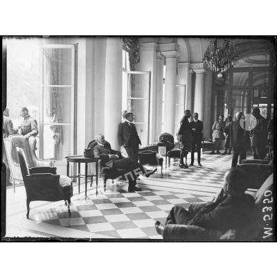 Conférence interalliées, dans le vestibule du Trianon Palace avant la séance. [légende d'origine]