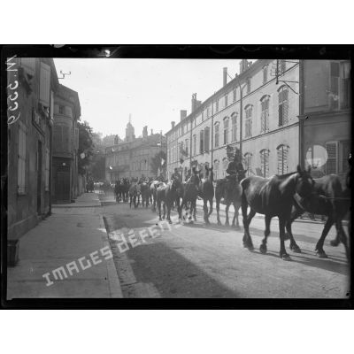 Bar-le-Buc (Meuse). Cavalerie américaine allant embarquer en chemin de fer. [légende d'origine]