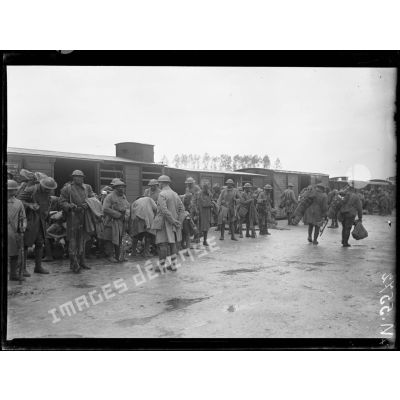 Gare de Sommeilles, débarquement des troupes noires américaines. [légende d'origine]