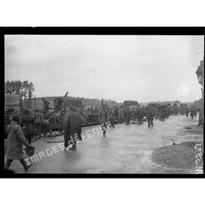 Gare de Sommeilles, débarquement des troupes noires américaines. Le train régimentaire. [légende d'origine]