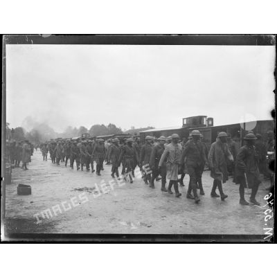 Gare de Sommeilles, débarquement des troupes noires américaines. [légende d'origine]