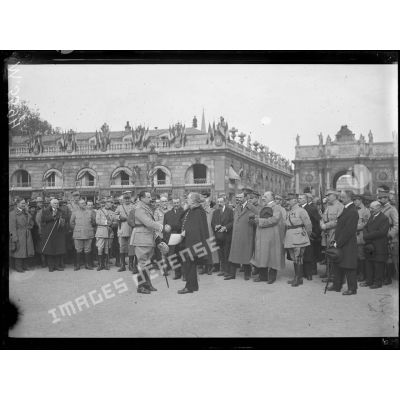 Nancy, visite du général polonais Haller. Place Stanislas, le général serre la main de M. Mirman qui vient de terminer son discours. [légende d'origine]