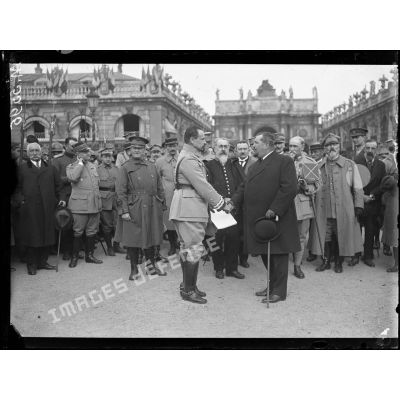 Nancy, visite du général polonais Haller. Le général serre la main de M. Simon. [légende d'origine]