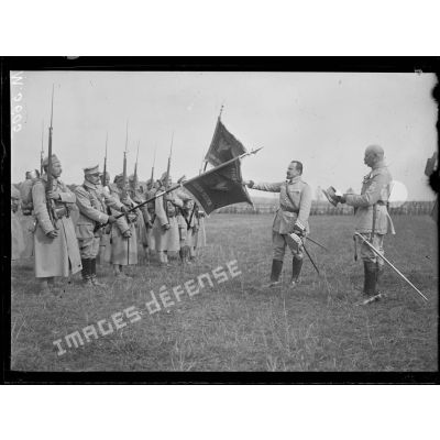 Bayon, revue des troupes polonaises. Le général Haller tenant le drapeau de la main droite prête serment. [légende d'origine]