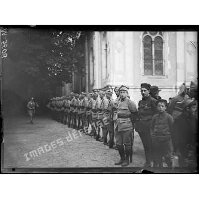 Bayon, revue des troupes polonaises. Soldats polonais dans la cour du château. [légende d'origine]