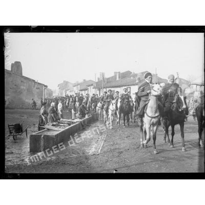 Lenoncourt, spahis (3e Cie du 1er régiment), traversant le village. [légende d'origine]