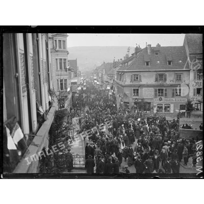 Sarrebourg, entrée des troupes françaises. La foule attend l'arrivée des troupes. [légende d'origine]
