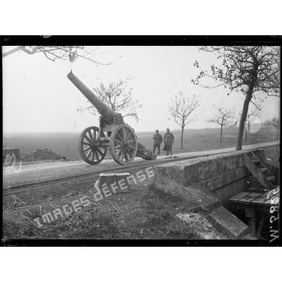 Près de Lezey, canon abandonné par les allemands sur la route de Strasbourg. [légende d'origine]