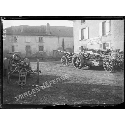 Près de Lezey, canons abandonnés par les allemands sur la route de Strasbourg. [légende d'origine]