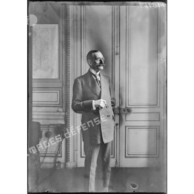 [Paris, portrait d'Yvrier Privat Gilbert d'Ambert, chef de cabinet du sous-secrétaire d'Etat au service de santé, Louis Mourier.]