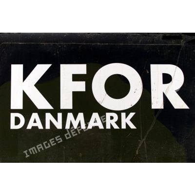 Gros plan sur l'inscription "KFOR Danemark".