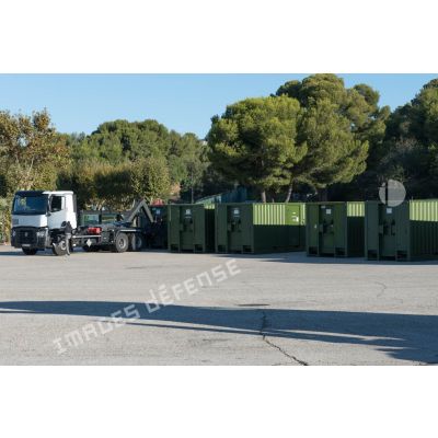 Un tracteur routier Renault Trucks T dépose des containers sur la base navale de Toulon.