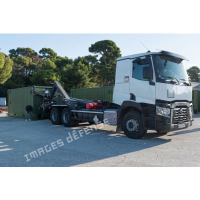 Un tracteur routier Renault Trucks T dépose des containers sur la base navale de Toulon.