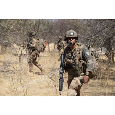 Des soldats du 16e bataillon de chasseurs (16e BCh) ratissent un ouadi dans le gourma malien.