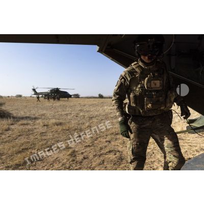 Des hélicoptères Merlin EH101 danois récupèrent des soldats du 16e bataillon de chasseurs (16e BCh) dans le Gourma malien.