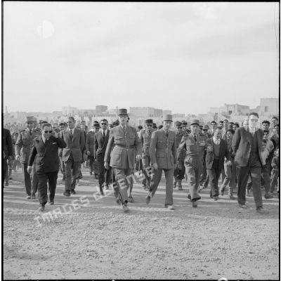 Le groupe des officiels lors de la visite du général de Gaulle.