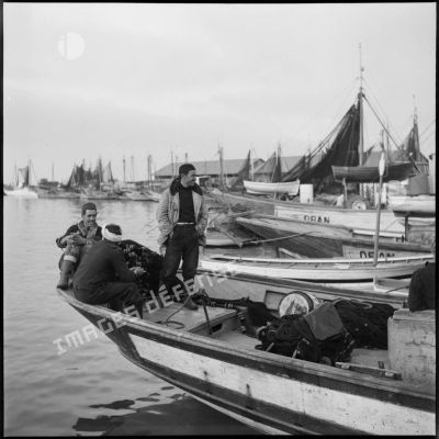 Pêcheurs sur leur canot, secteur d'Oran.
