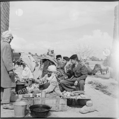 Militaires prenant le thé sur le marché de Bir Guellalia.