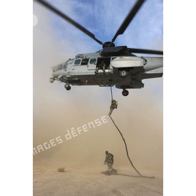 Des fusiliers commandos de l'air du commando parachutiste de l'air n°10 (CPA 10) descendent à la corde lisse depuis un hélicoptère Caracal EC-725 au camp Morehead, en Afghanistan.