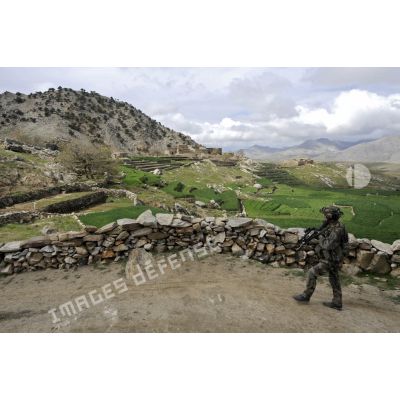 Progression d'une patrouille vers le village de Wochakanay, en Afghanistan.