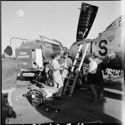 L'armement d'un F-84F Thunderstreak de la 3e escadre de chasse sur la base aérienne d'Akrotiri.